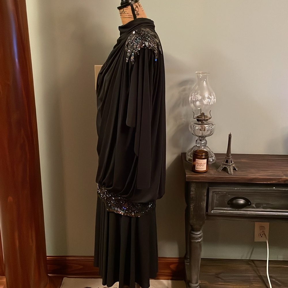 1980s J. Harris black dress. Size 6 measurements below. - Picture 12 of 14